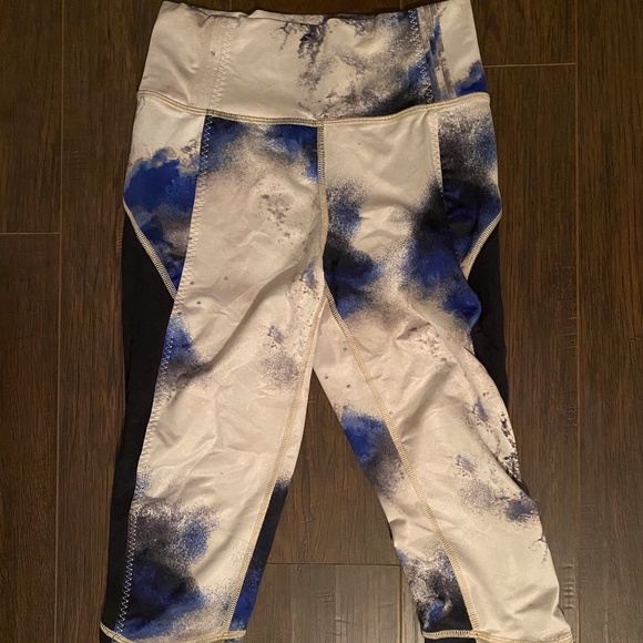lululemon crop size 4 - Picture 2 of 4